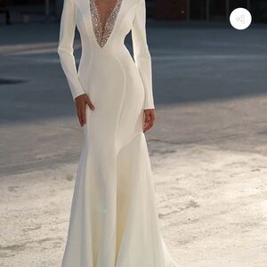 Elegant White Long Sleeve Dress with Deep V-Neck